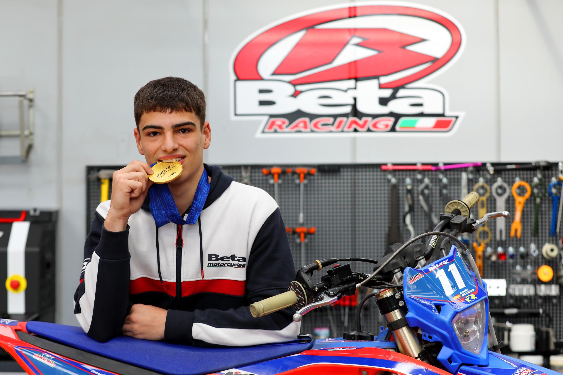 El piloto del equipo AG Racing Beta, Ramon Godino, Campeón del Mundo Youth de SuperEnduro 2025, visita la fábrica de Beta Trueba.