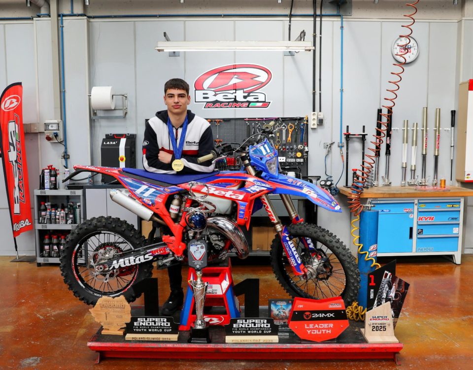 El piloto del equipo AG Racing Beta, Ramon Godino, Campeón del Mundo Youth de SuperEnduro 2025, visita la fábrica de Beta Trueba.