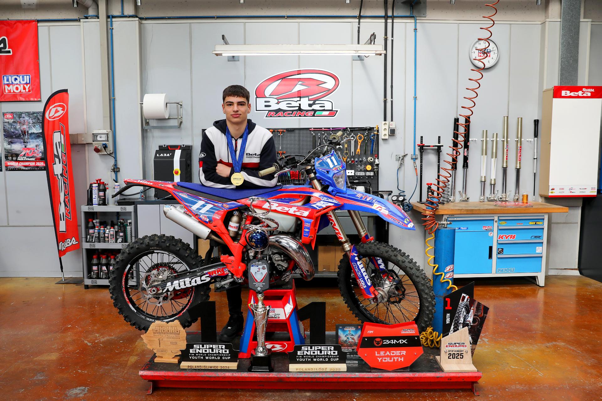 El piloto del equipo AG Racing Beta, Ramon Godino, Campeón del Mundo Youth de SuperEnduro 2025, visita la fábrica de Beta Trueba.