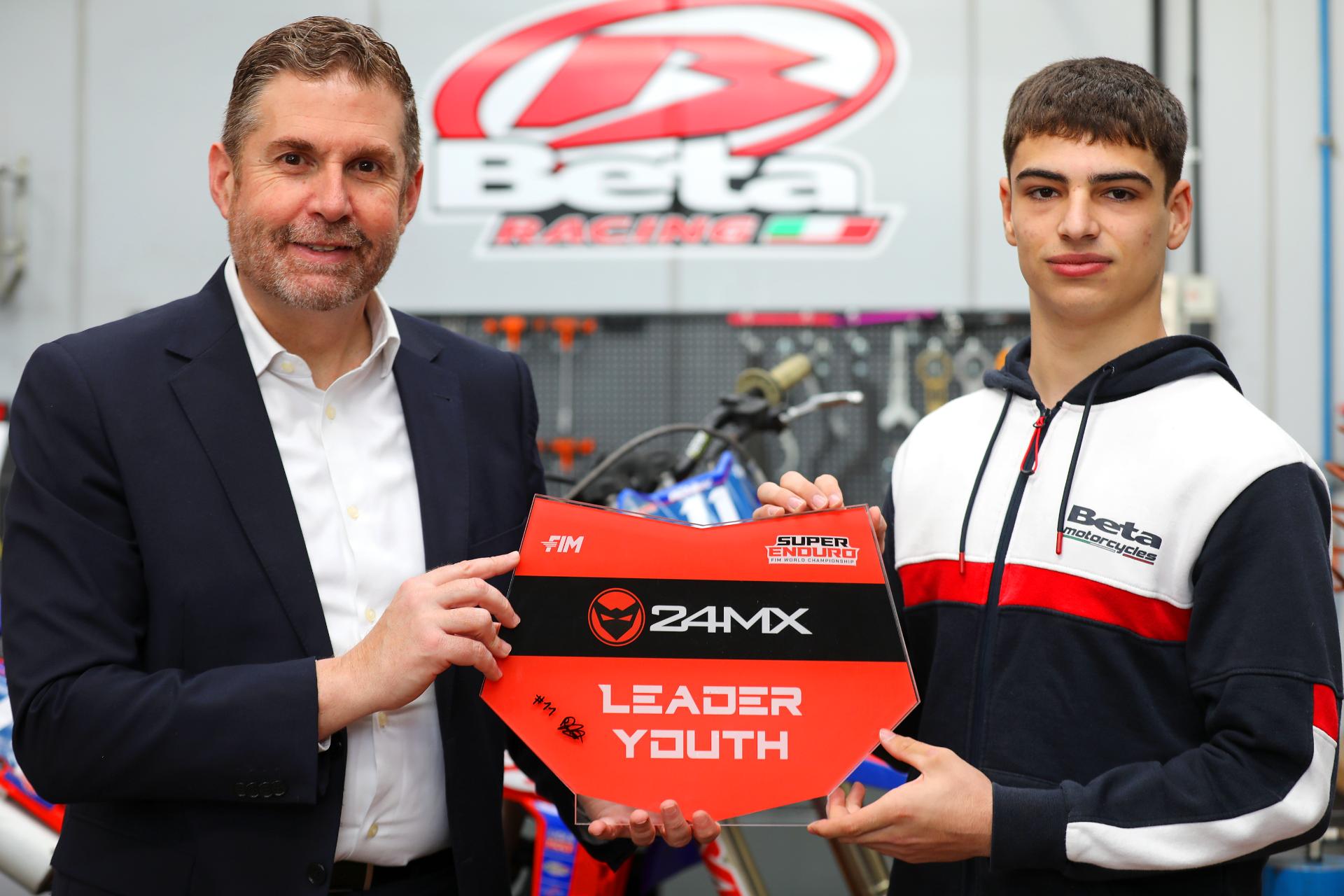 El piloto del equipo AG Racing Beta, Ramon Godino, Campeón del Mundo Youth de SuperEnduro 2025, visita la fábrica de Beta Trueba.