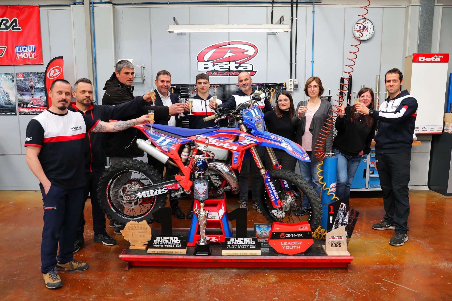 El piloto del equipo AG Racing Beta, Ramon Godino, Campeón del Mundo Youth de SuperEnduro 2025, visita la fábrica de Beta Trueba.