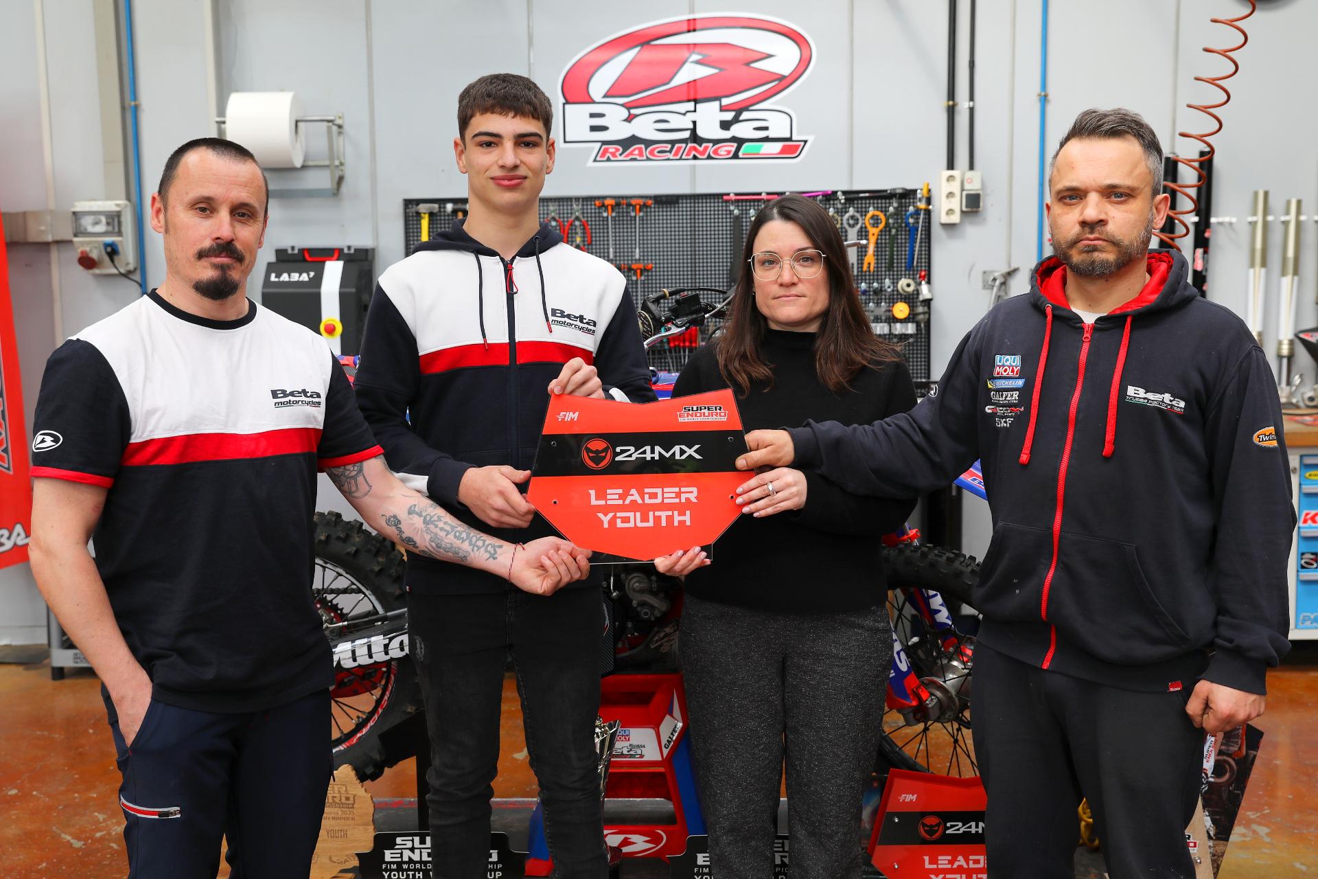 El piloto del equipo AG Racing Beta, Ramon Godino, Campeón del Mundo Youth de SuperEnduro 2025, visita la fábrica de Beta Trueba.