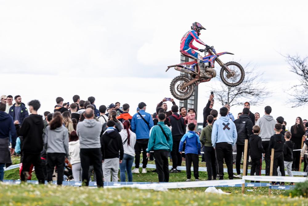 Nil Rojas se operará el lunes de una fractura en la mano derecha.
