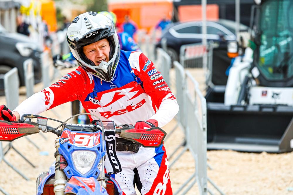 Brad Freeman gana y Nathan Watson brilla con dos podios en el EnduroGP de Italia 2026.
