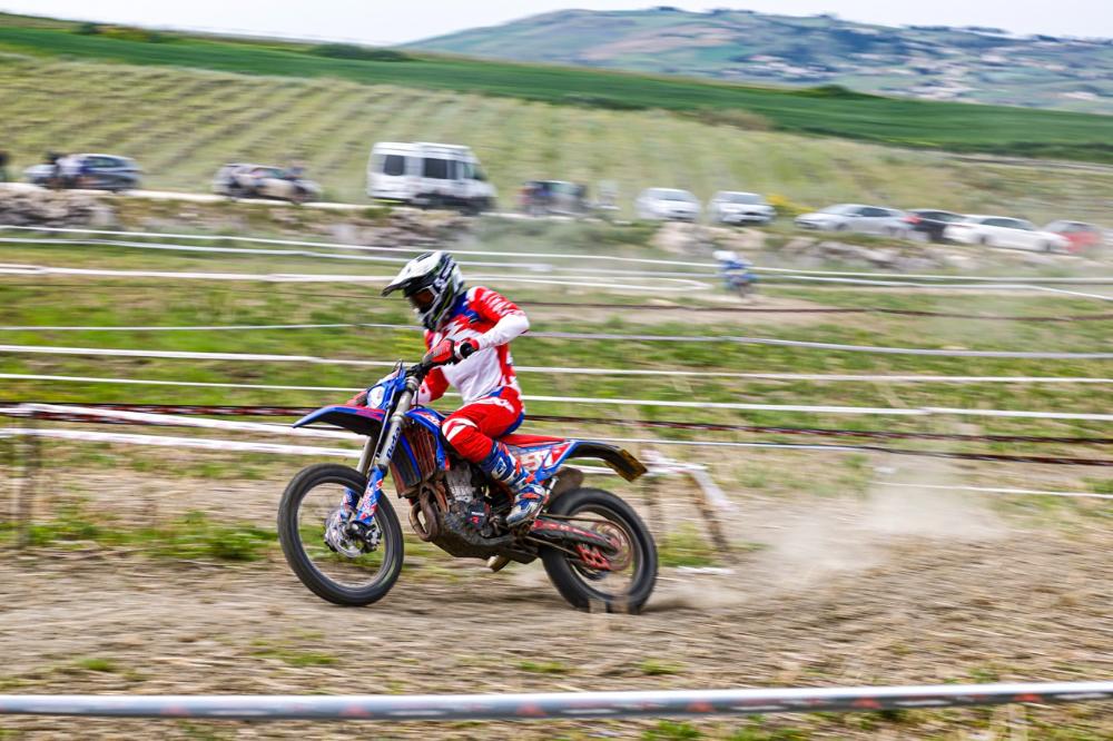 Brad Freeman gana y Nathan Watson brilla con dos podios en el EnduroGP de Italia 2026.