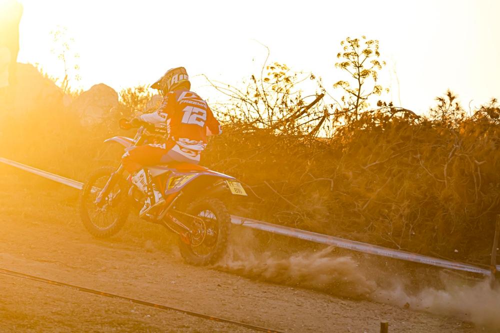 Brad Freeman gana y Nathan Watson brilla con dos podios en el EnduroGP de Italia 2026.