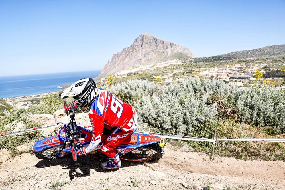 Brad Freeman gana y Nathan Watson brilla con dos podios en el EnduroGP de Italia 2026.