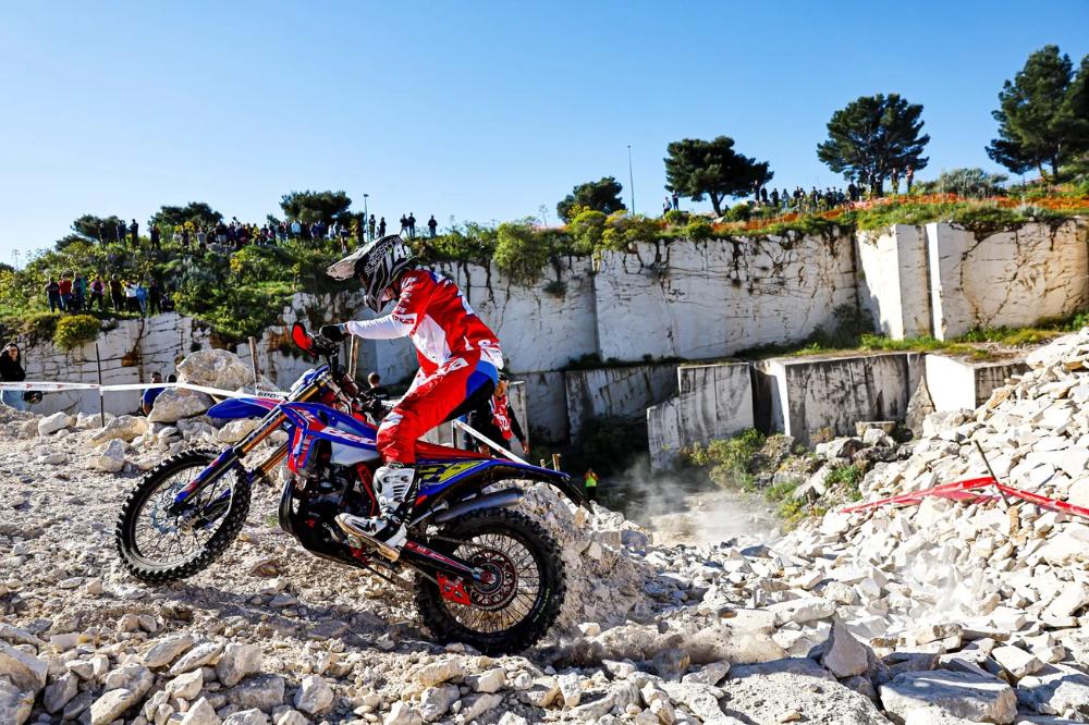Brad Freeman gana y Nathan Watson brilla con dos podios en el EnduroGP de Italia 2026.